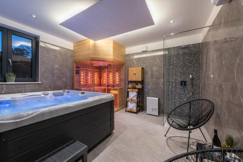 Ένα μπάνιο στο Villa Alison Deluxe with private spa and heated swimming pool