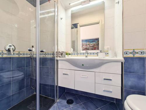 uma casa de banho com um lavatório, um chuveiro e um WC. em Casetta Mirella em Capri