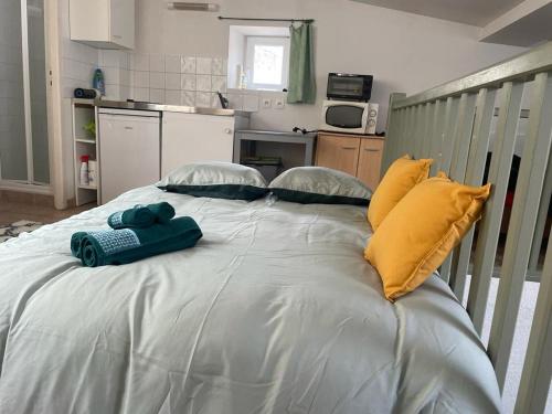1 cama grande con 2 toallas en la cocina en Face au canal du midi, en Carcassonne