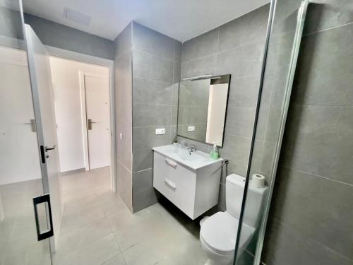 La salle de bains est pourvue de toilettes, d'un lavabo et d'un miroir. dans l'établissement Sunny Puerto de Mogan, à Puerto de Mogán