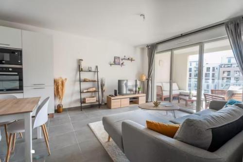 un salon avec un canapé et une table dans l'établissement Superb Apartment - Downtown Aix-en-Provence, à Aix-en-Provence