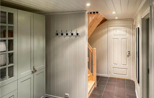 um closet com uma escada numa casa em Lovely Home In seral With House A Mountain View em Åseral