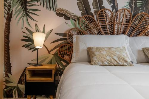 - une chambre avec un lit et un mur de plantes dans l'établissement Duplex Oscar Freire, à São Paulo