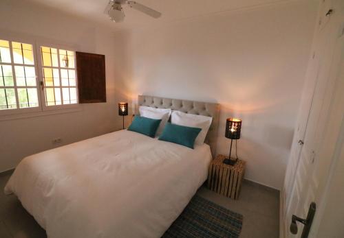 ParatellaにあるSol Morairaのベッドルーム1室(白いベッド1台、緑の枕2つ付)