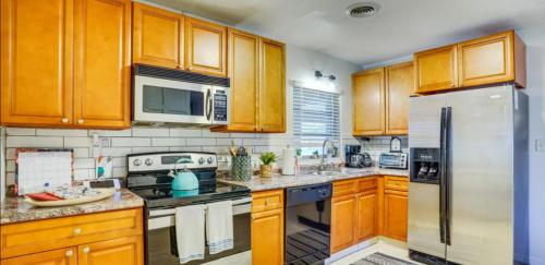 A kitchen or kitchenette at Happy Days at Two Oaks Entire Home Minutes From Beautiful Lake Hollingsworth