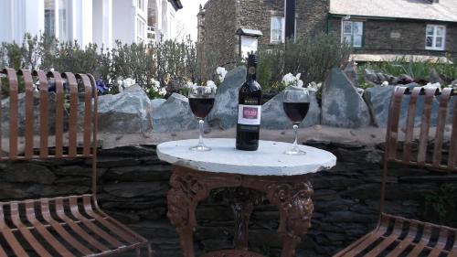 un tavolo con due bicchieri di vino rosso sopra di White Rose a Windermere