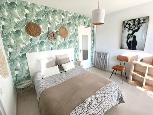 une chambre avec un lit et un mur végétal dans l'établissement T2 - Le Vadon, Bord de mer, à Saint-Raphaël