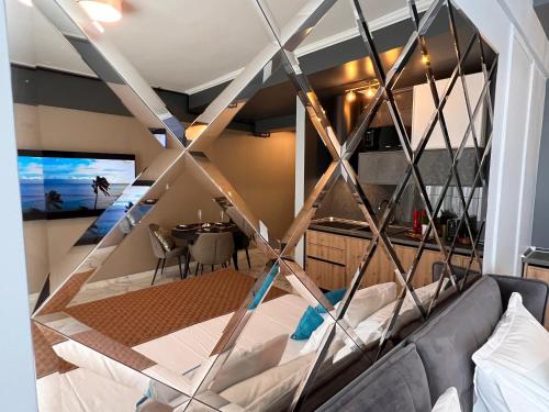 ママイアにあるBlue Luxury Studioのベッド1台とダイニングルームが備わる客室です。