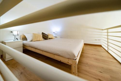 un dormitorio con una cama grande en una habitación en Apulia Home, en Bisceglie