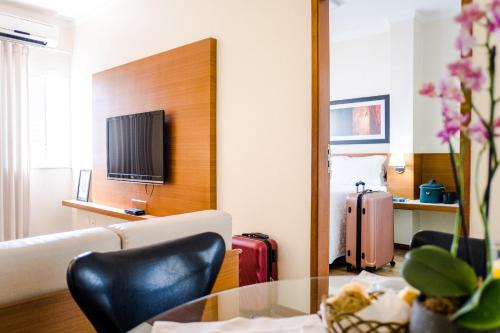Vitoria Regia Hotel Bauruにあるテレビまたはエンターテインメントセンター