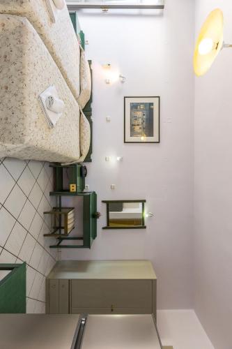 Zimmer mit einem Tisch und einigen Treppen in der Unterkunft Philoxenia Apartments in Panormos