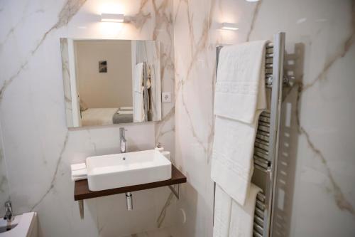 uma casa de banho com um lavatório e um espelho em Eira - Casas de Selim em Arcos de Valdevez