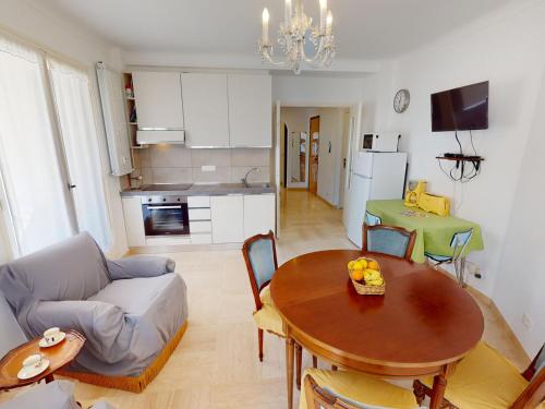 un salon avec une table et une cuisine dans l'établissement Charmant 3 pièces avec balcon, aperçu mer, calme, proche plage et centre - Menton - FR-1-196-322, à Menton