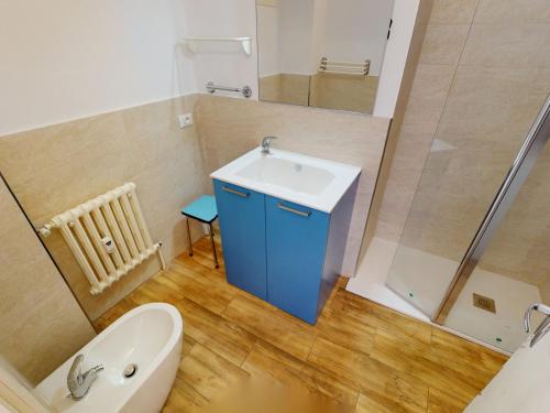 La salle de bains est pourvue d'une armoire bleue et d'un lavabo. dans l'établissement Charmant 3 pièces avec balcon, aperçu mer, calme, proche plage et centre - Menton - FR-1-196-322, à Menton