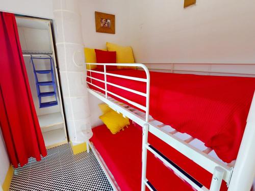 - une chambre avec 2 lits superposés et des draps rouges dans l'établissement Grand studio avec terrasse, proche plages et centre-ville, Menton - FR-1-196-328, à Menton