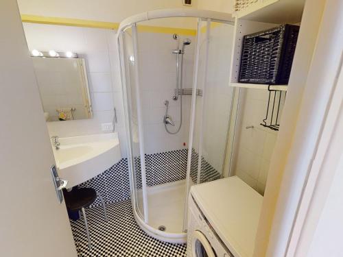 une salle de bain avec douche et lavabo dans l'établissement Grand studio avec terrasse, proche plages et centre-ville, Menton - FR-1-196-328, à Menton