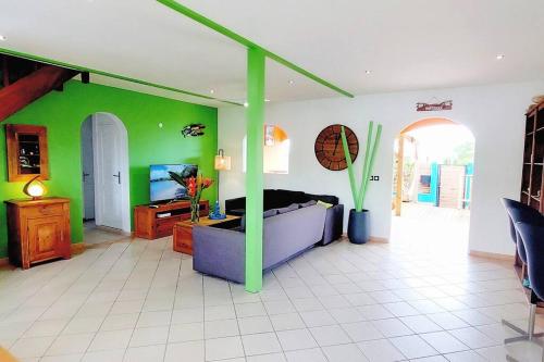 Postel nebo postele na pokoji v ubytování Villa Anolis, Sainte Luce, piscine, vue mer, 4*