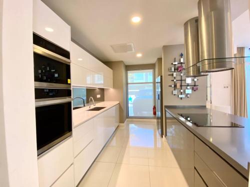 Η κουζίνα ή μικρή κουζίνα στο Merissa Luxury Villa - Private Pool Langkawi