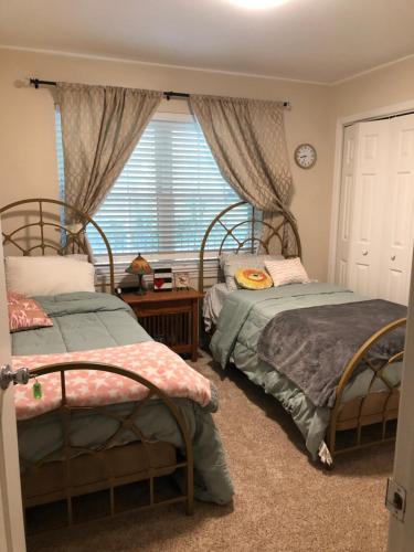 Duas camas num quarto com uma janela em heather house em Nokesville