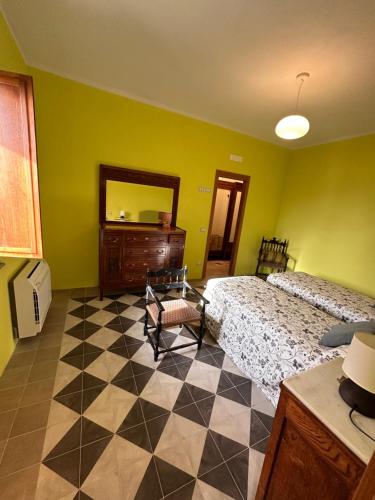 um quarto com 2 camas e um espelho em Casa Albini em Torchiara
