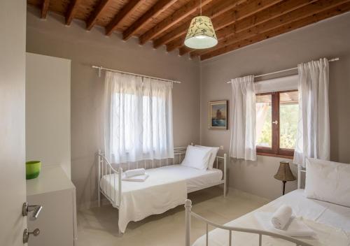 - une chambre avec 2 lits et une fenêtre dans l'établissement Kritamo villa on Trani Ammouda beach, à Ágios Nikólaos