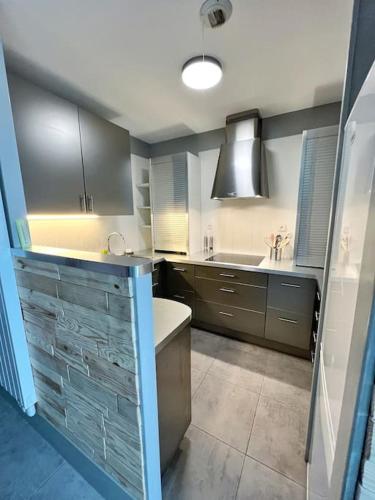 une cuisine avec un évier et un plan de travail dans l'établissement Le Khoros - Proche plage, à La Rochelle