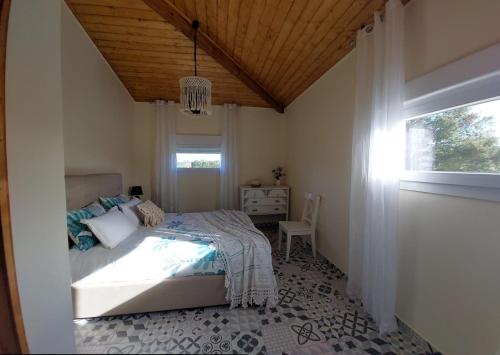 een slaapkamer met een bed, een bureau en een raam bij Quinta da Choupana in Tomar