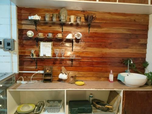 uma cozinha com uma parede de madeira e um lavatório em Casas del Salvador (Airbnb) Private Room #9 em Valencia