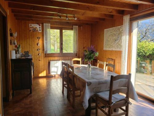 une salle à manger avec une table et quelques chaises dans l'établissement Chalet authentique à Samoëns : spacieux, 4 chambres, terrasse, garage - FR-1-629-103, à Samoëns