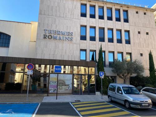 un bâtiment avec une camionnette garée devant lui dans l'établissement Joli T1 Amélie-les-Bains-Palalda, à Amélie-les-Bains-Palalda