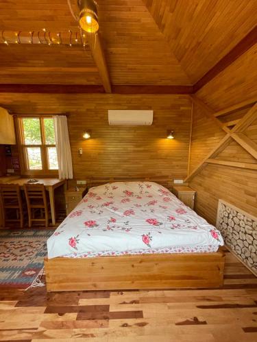 Postel nebo postele na pokoji v ubytování Trinitys Forest Bungalows