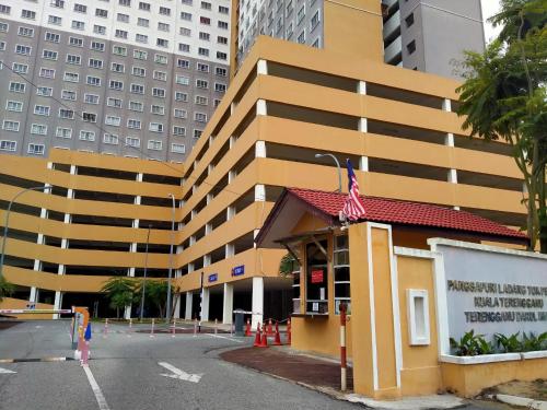 Un edificio con una bandera estadounidense en frente. en Triple H Minionstay Kuala Terengganu, en Kuala Terengganu
