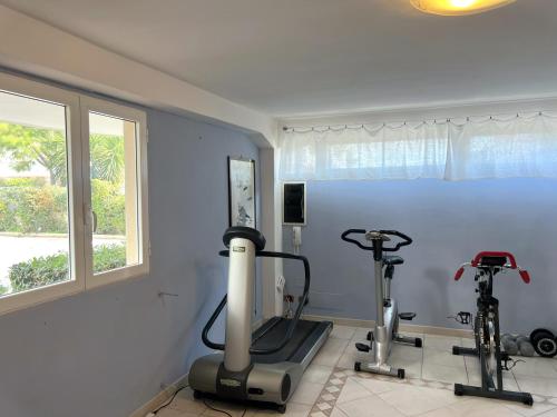 a gym with two exercise bikes and a window at Residence Atlante in Leporano
