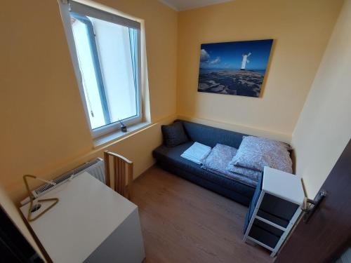 uma pequena sala de estar com um sofá e uma janela em Apartament Baltic 2 rooms / pokoje em Świnoujście