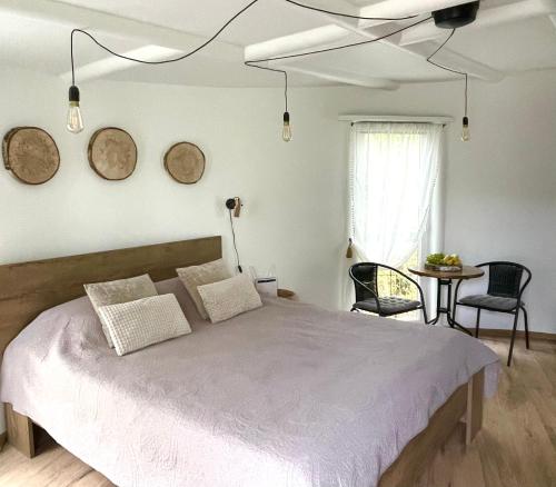een slaapkamer met een groot bed en een tafel met stoelen bij Round house in Sigulda