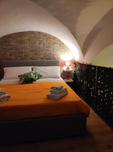 1 dormitorio con 1 cama con 2 toallas en Robert holiday apartment en Catania