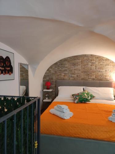 カターニアにあるRobert holiday apartmentのベッドルーム1室(オレンジ色の毛布付きのベッド1台付)