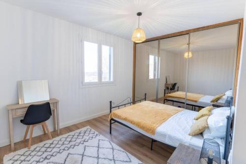 1 dormitorio con 2 camas y un espejo grande en Superbe T4 en Corse, en Folelli