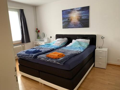 1 dormitorio pequeño con 1 cama con sábanas azules en Ferienwohnung in Bern en Berna