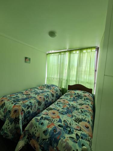1 dormitorio con 2 camas y ventana en Apartamento Los Andes, en Los Andes