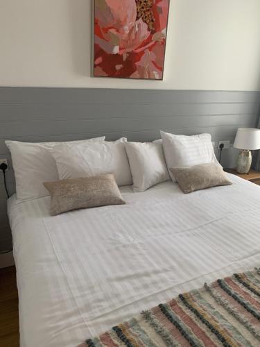 Una cama o camas en una habitación de Racecourse View