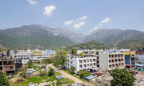 a city with buildings and mountains in the background at Itsy Hotels Satya Shree in Katra