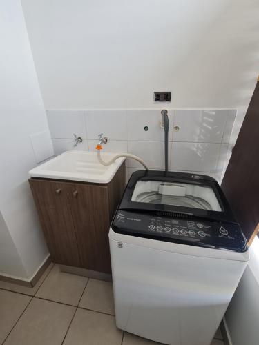 uma cozinha com uma torradeira e um lavatório em Apartamento Los Andes em Los Andes