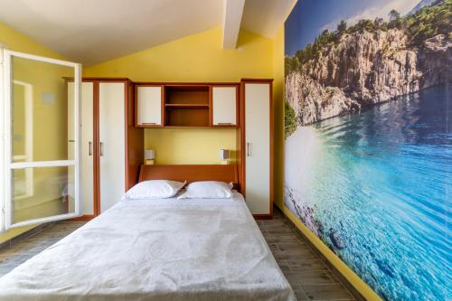 sypialnia z 2 łóżkami i obrazem na ścianie w obiekcie Apartments Ribarević w Makarskiej