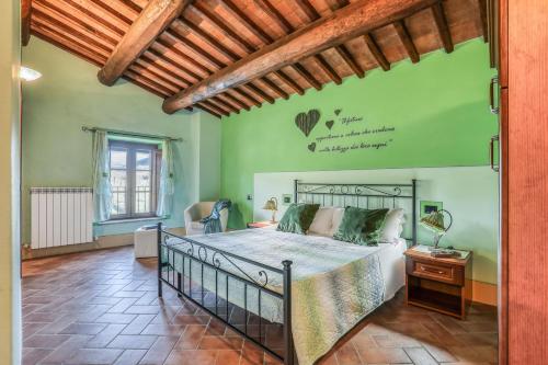 a bedroom with a bed and a wooden ceiling at Agriturismo Podere San Giorgio in Radicofani