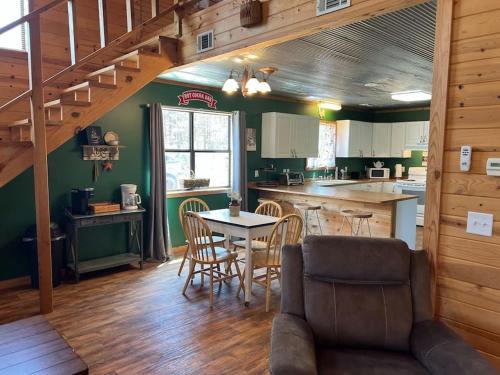una cucina e una sala da pranzo con tavolo e sedie di Strawberry River Ranch Cabin On 700 Acre Ranch a Horseshoe Bend
