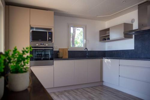 Η κουζίνα ή μικρή κουζίνα στο Villa Vista Mare 33 Favone 6P superbe vue mer plage Favone 600M
