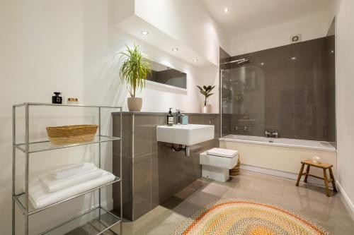 y baño con lavabo, aseo y bañera. en The Artists Loft - Luxury Lake District Apartment with Private Parking, en Kendal