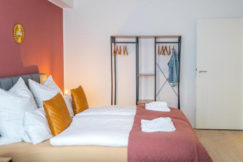 ein Hotelzimmer mit einem Bett mit Handtüchern darauf in der Unterkunft Golden Design Zentral Office Kitchen Garage in Duisburg
