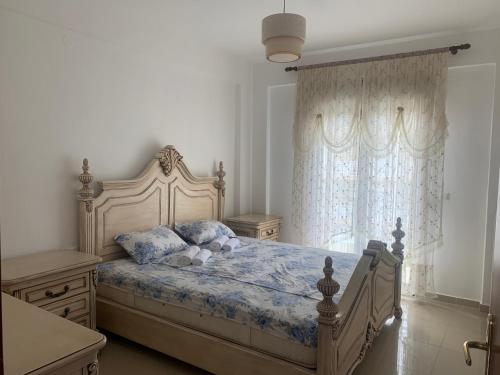um quarto com uma cama e uma janela em Paralia Elena em Paralia Katerinis